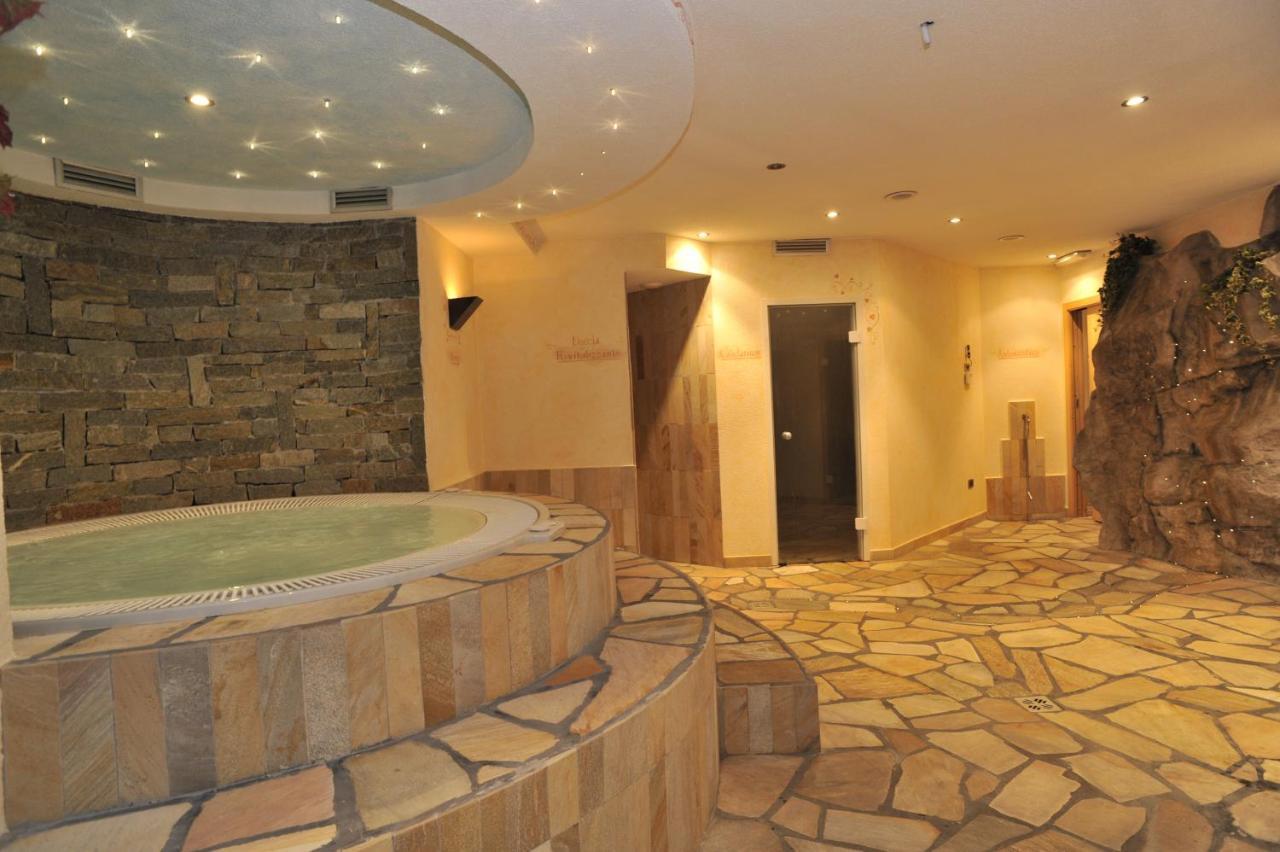 Pippo Hotel Terzolas Екстер'єр фото